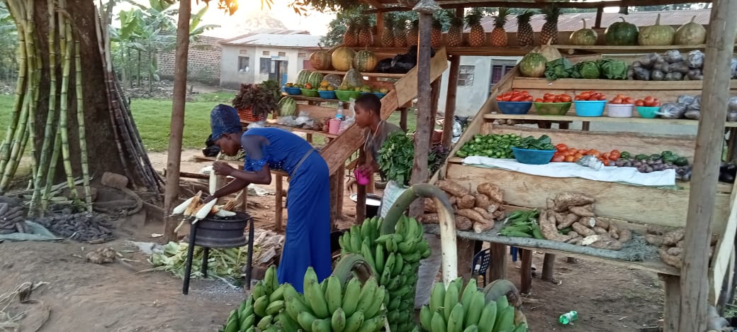Een vrouw werkt bij haar groente- en fruitkraam